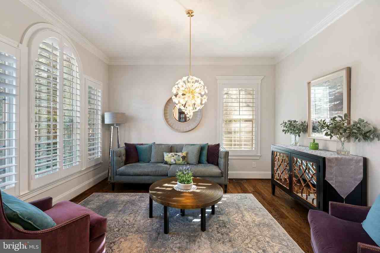 1604 Colonial Ln - Photo 4 of 50