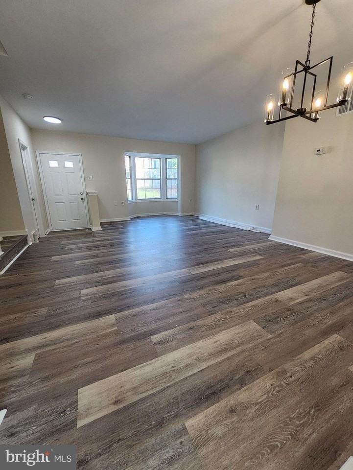 10806 Stone Hill Ln - Photo 3 of 18