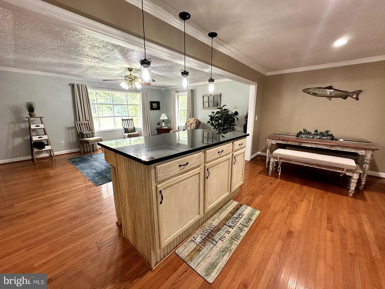 6107 Eds Rd - Photo 6 of 33