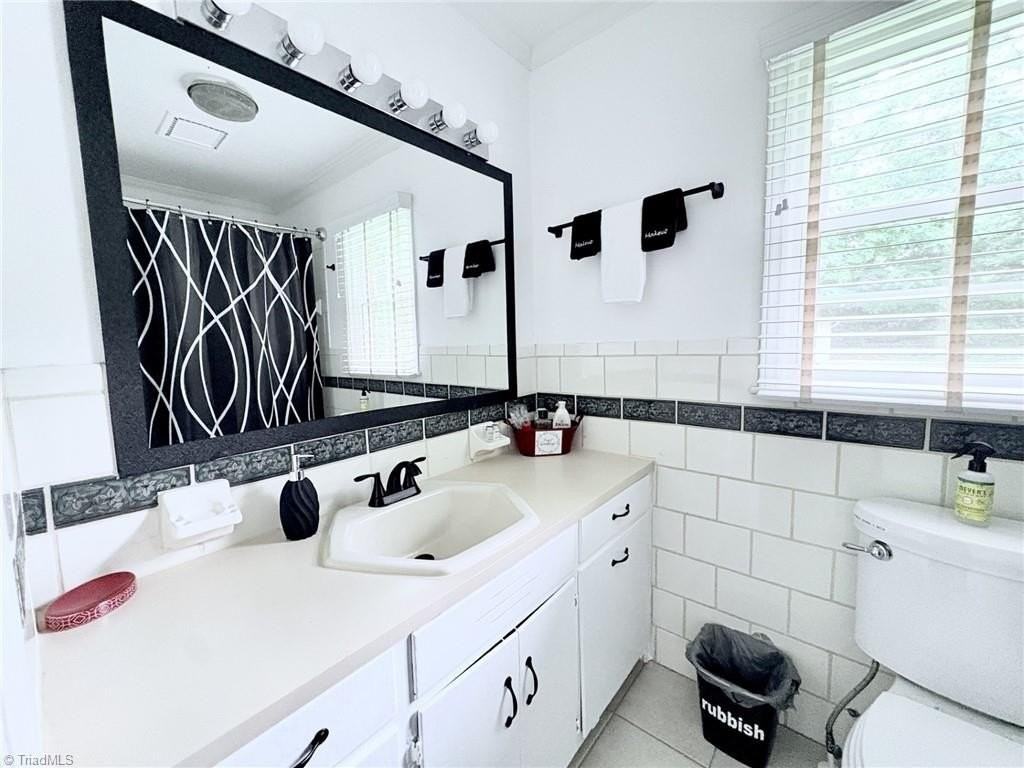 205 Venus Dr - Photo 3 of 13