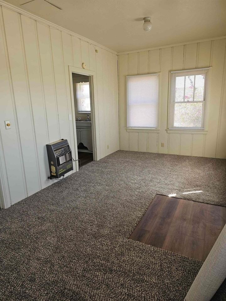 544 W 12th St - Photo 3 of 8