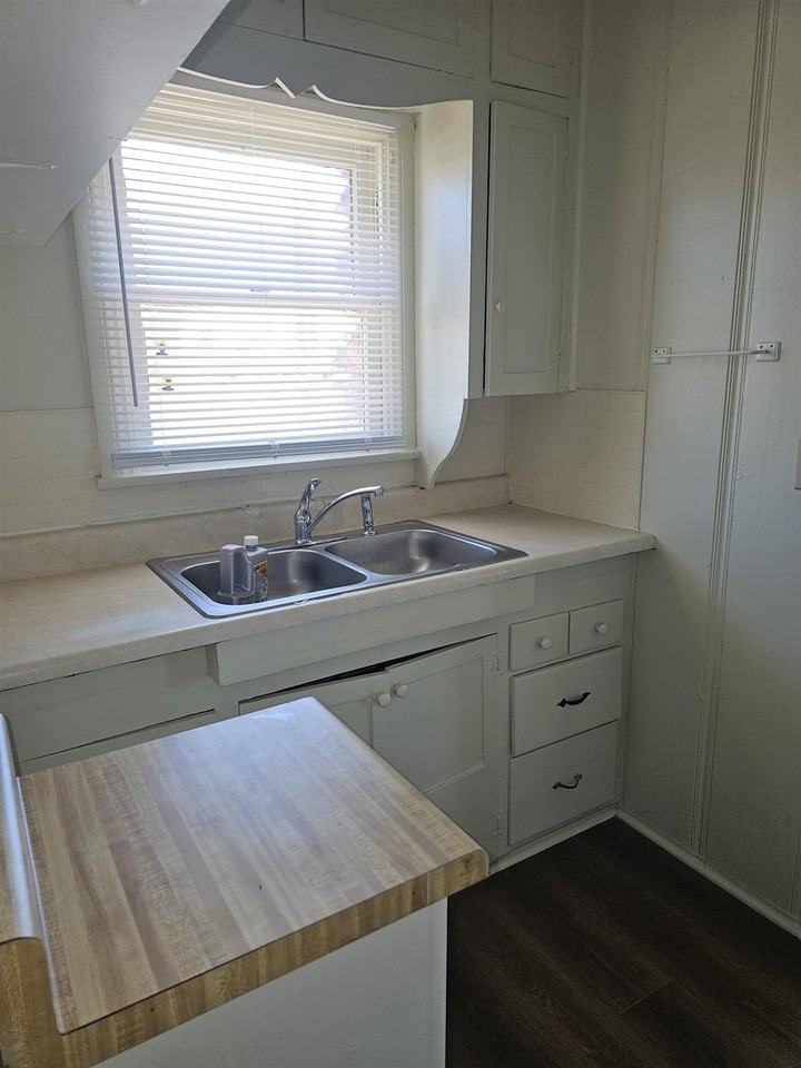544 W 12th St - Photo 4 of 8