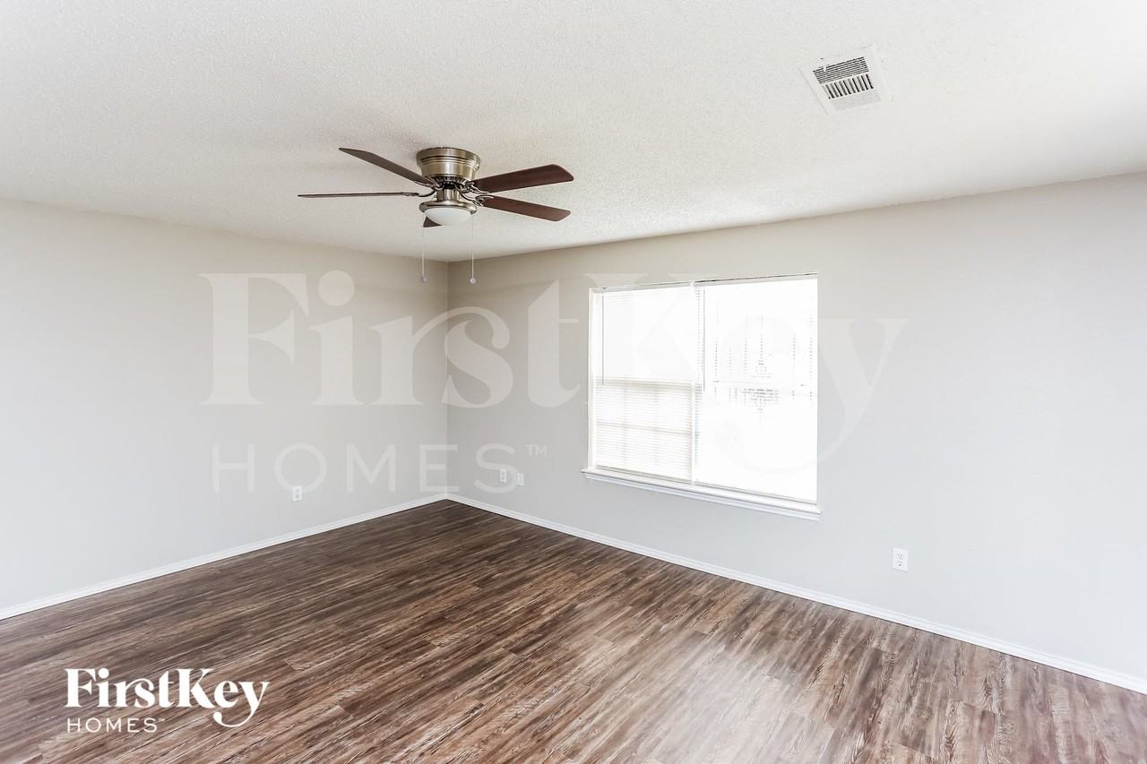 10207 Glen Vista Dr - Photo 2 of 15