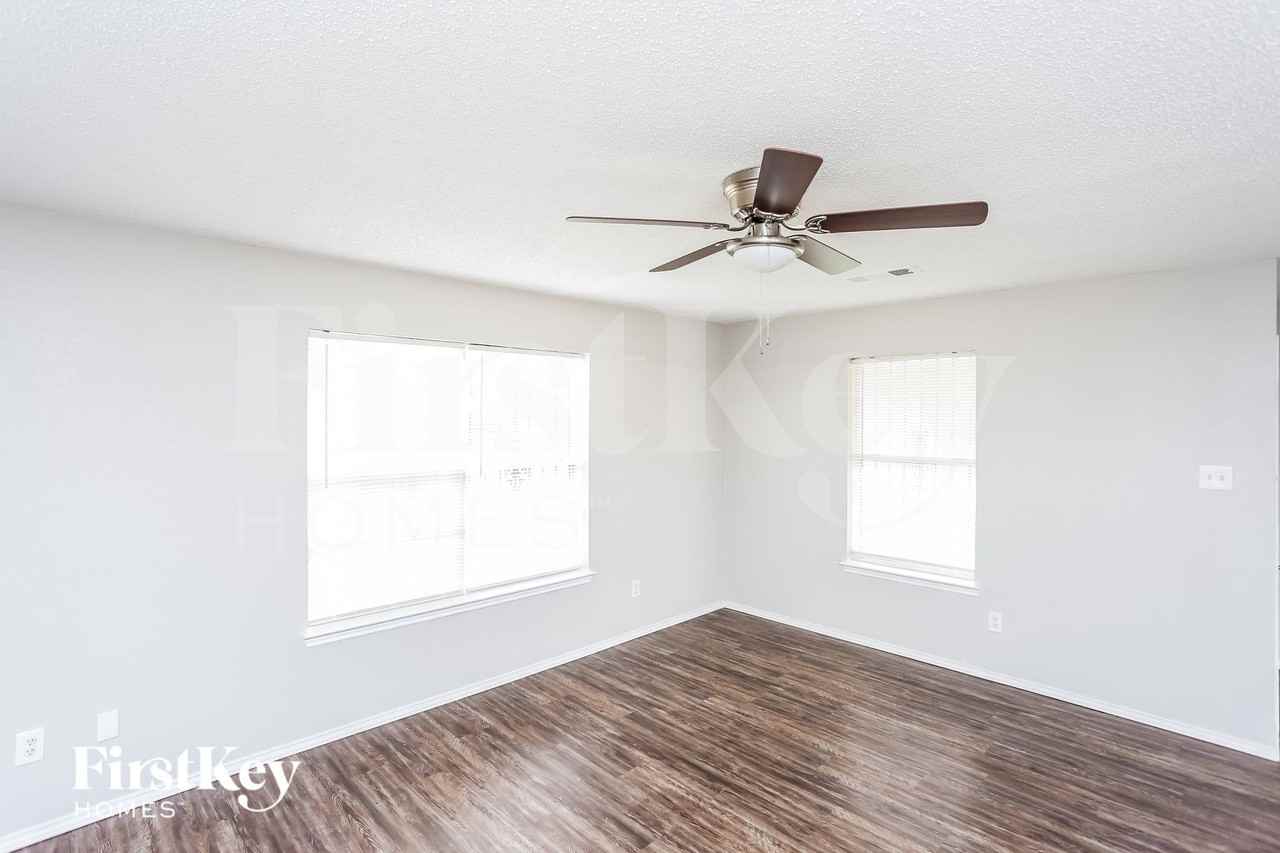 10207 Glen Vista Dr - Photo 3 of 15