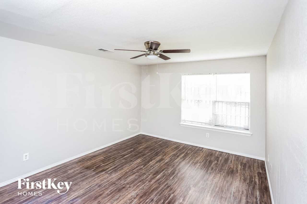 10207 Glen Vista Dr - Photo 4 of 15