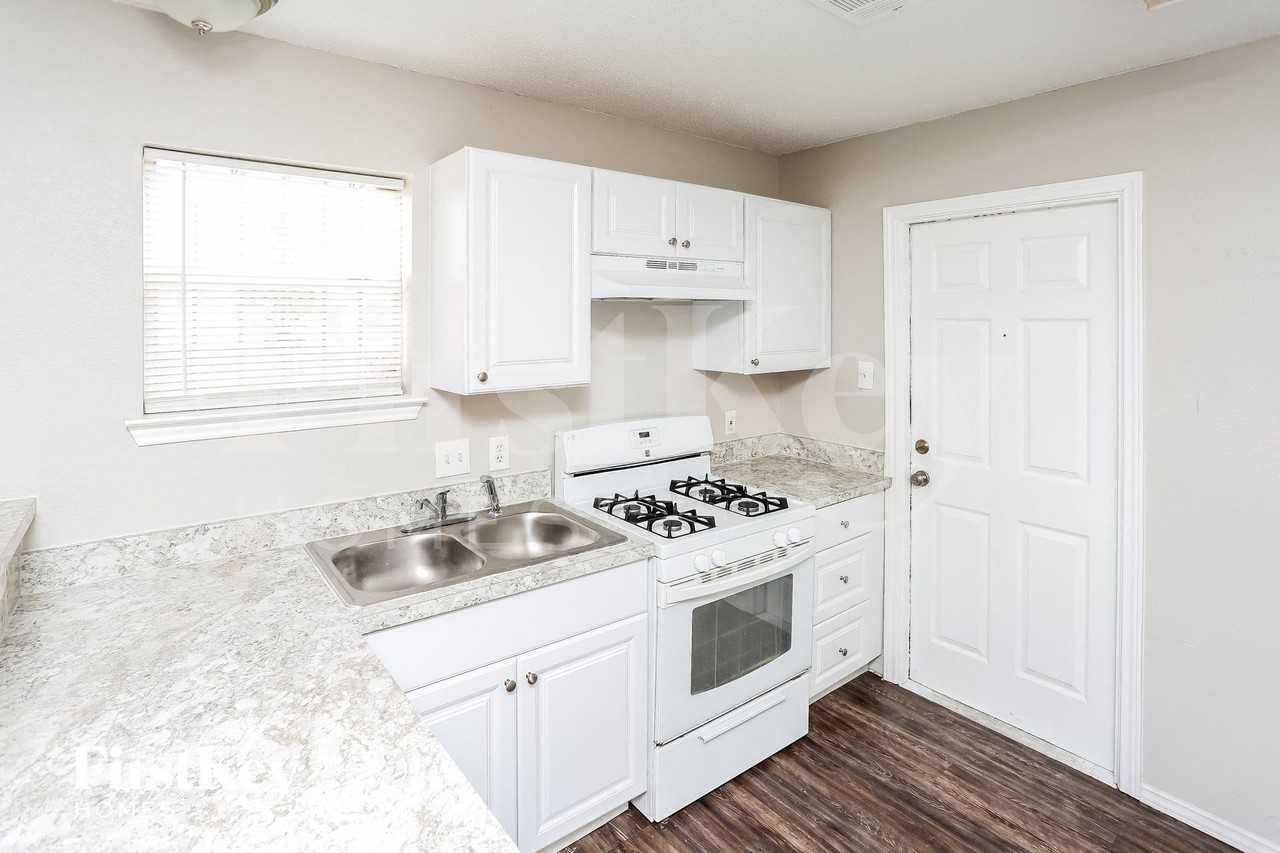 10207 Glen Vista Dr - Photo 6 of 15