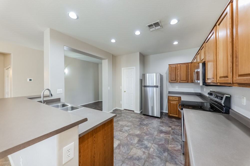 3749 W Wayne Ln - Photo 7 of 17