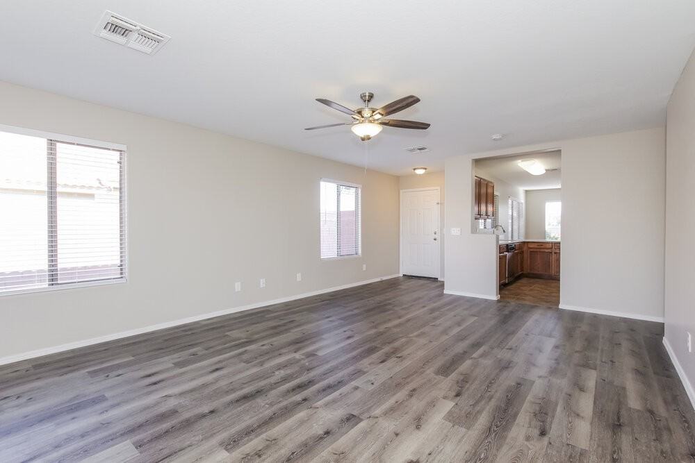 7020 W Rose Ln - Photo 5 of 16