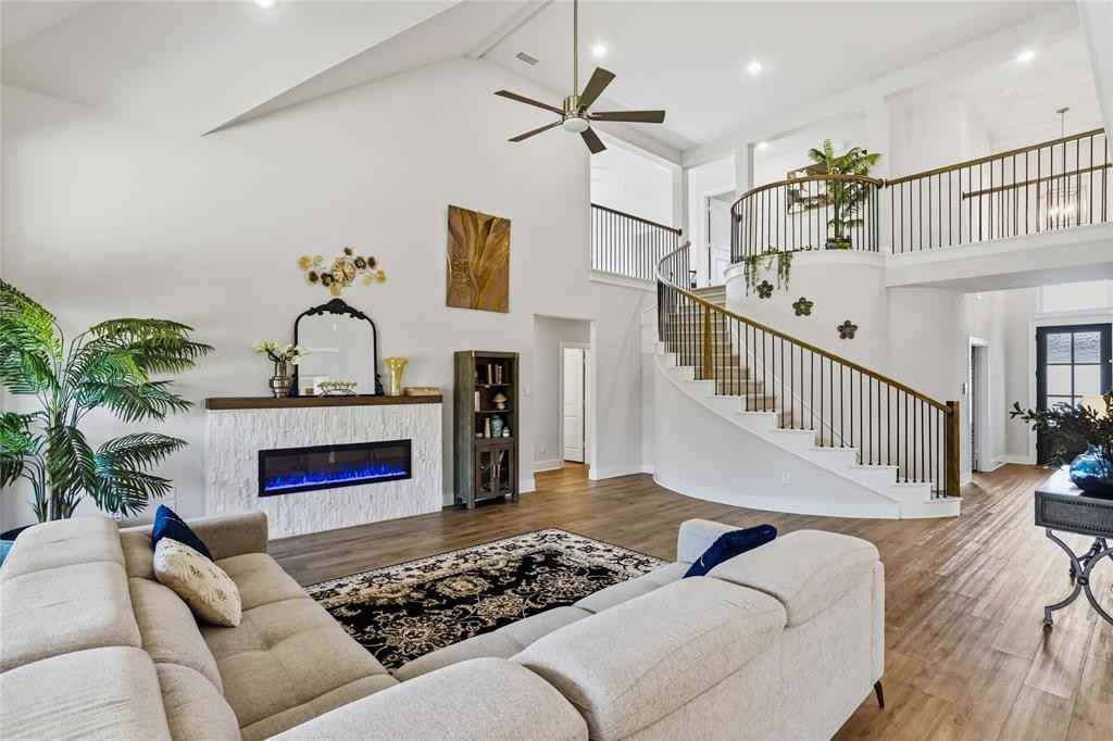 1212 Sapphire Ln - Photo 6 of 41