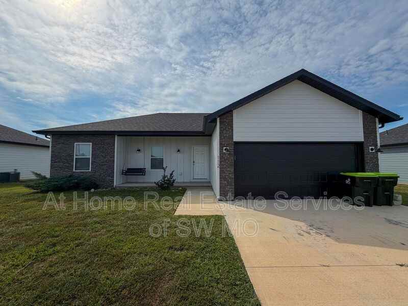 112 W Bluegrass St