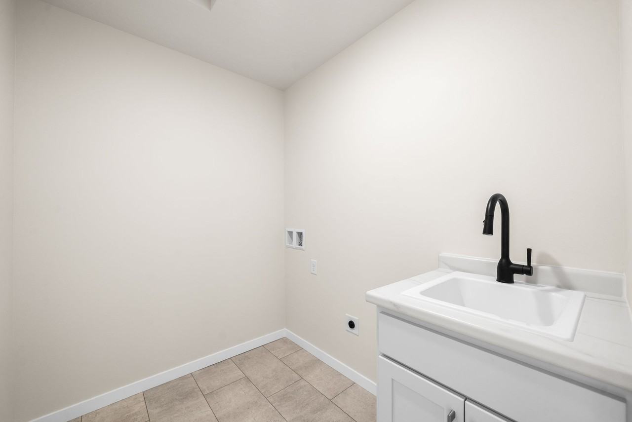5425 W Liberator Cir - Photo 7 of 9