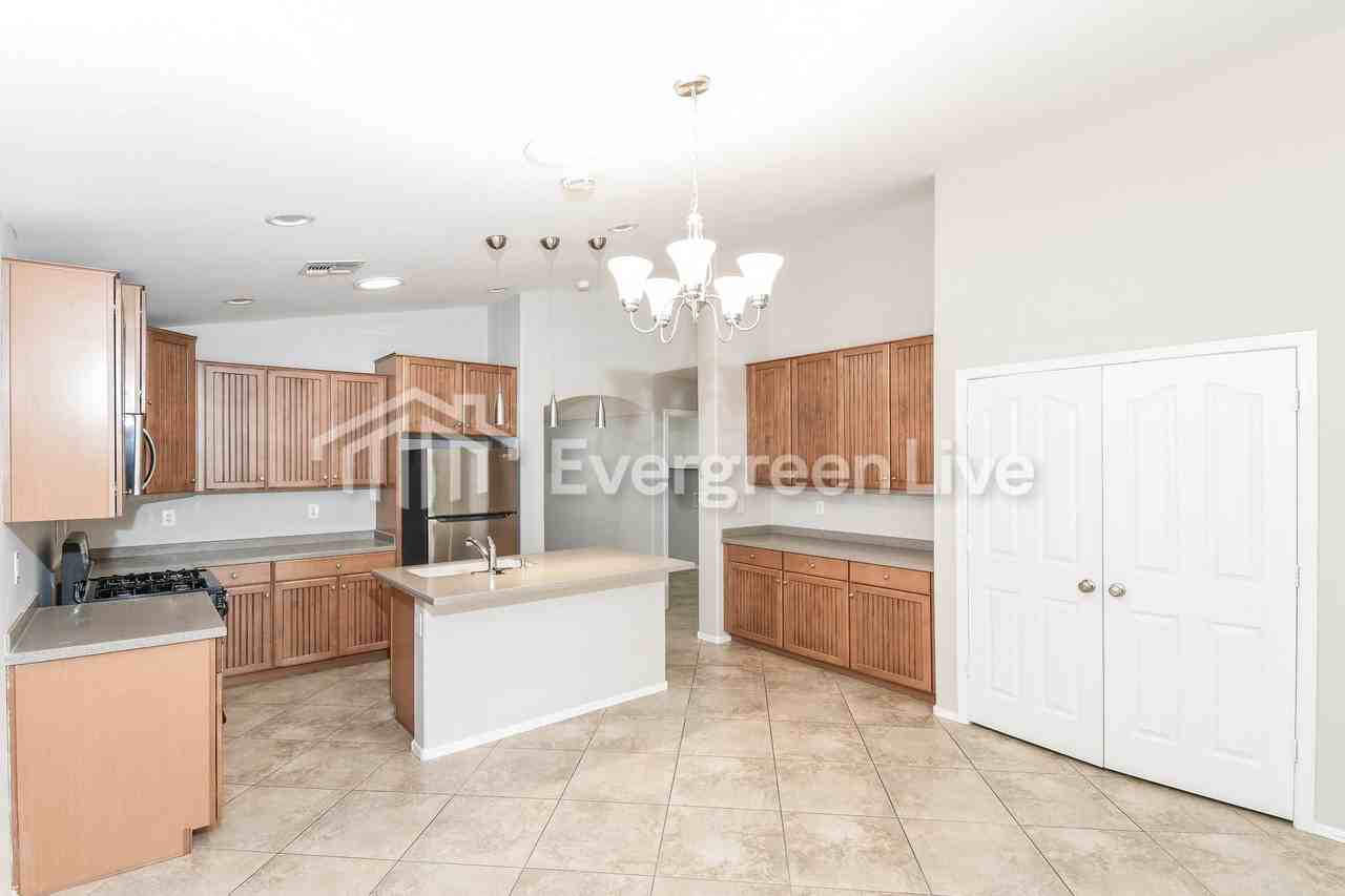 307 W Holstein Trl - Photo 3 of 36