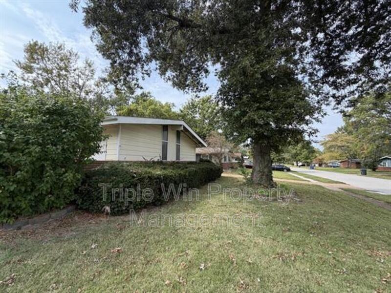 3180 Kingsley Dr - Photo 3 of 43