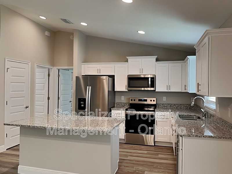 8520 N Sussex Dr - Photo 2 of 19