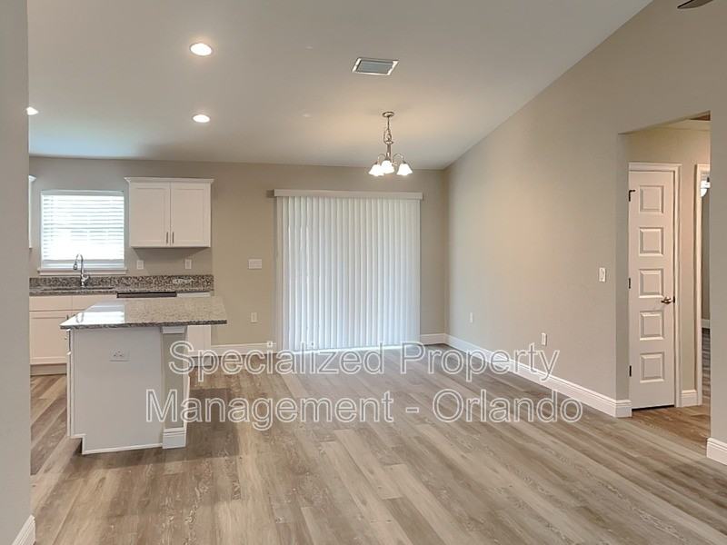 8520 N Sussex Dr - Photo 4 of 19