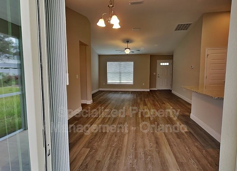 8520 N Sussex Dr - Photo 6 of 19