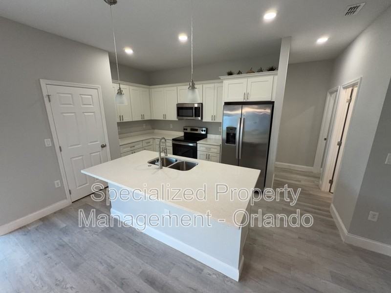 1626 W Newbury St - Photo 4 of 15