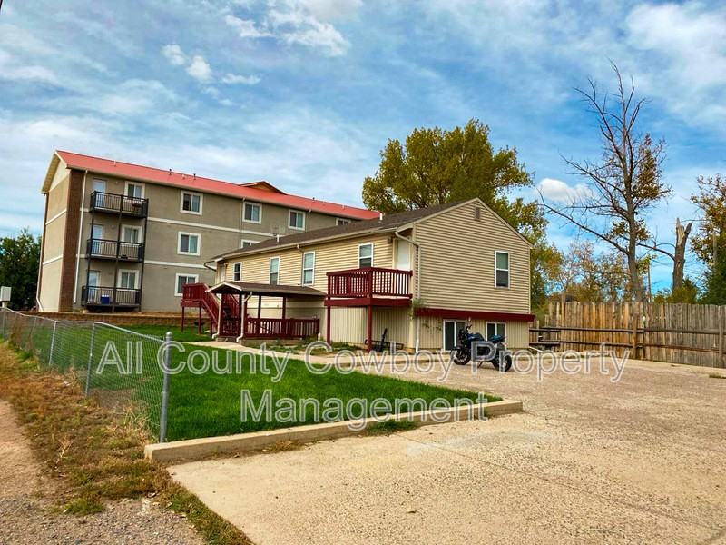 1557 Jefferson St #B - Photo 2 of 12