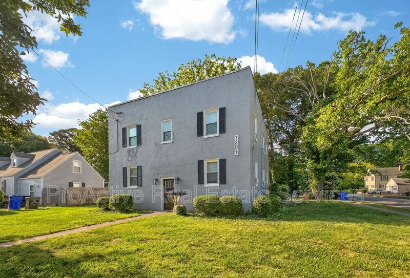 1201 Tallwood St - Photo 2 of 25