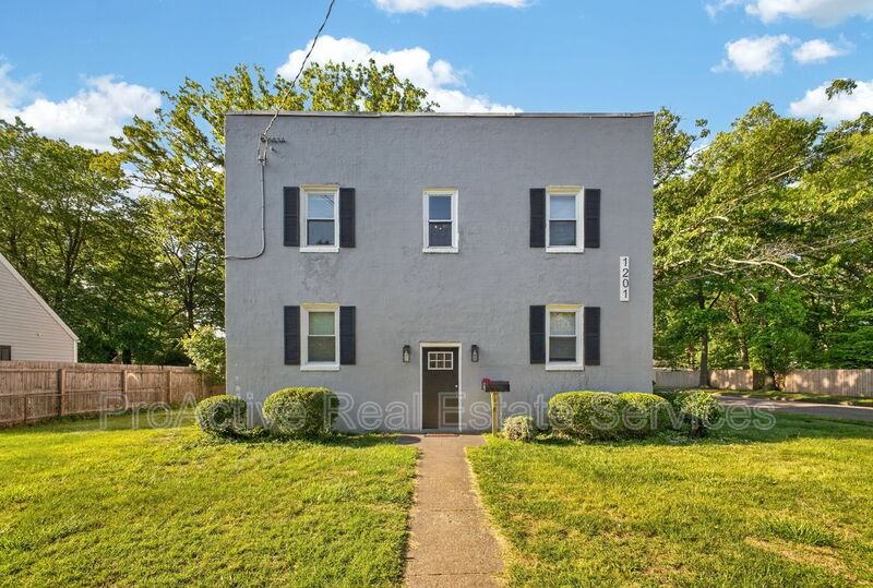 1201 Tallwood St - Photo 4 of 25