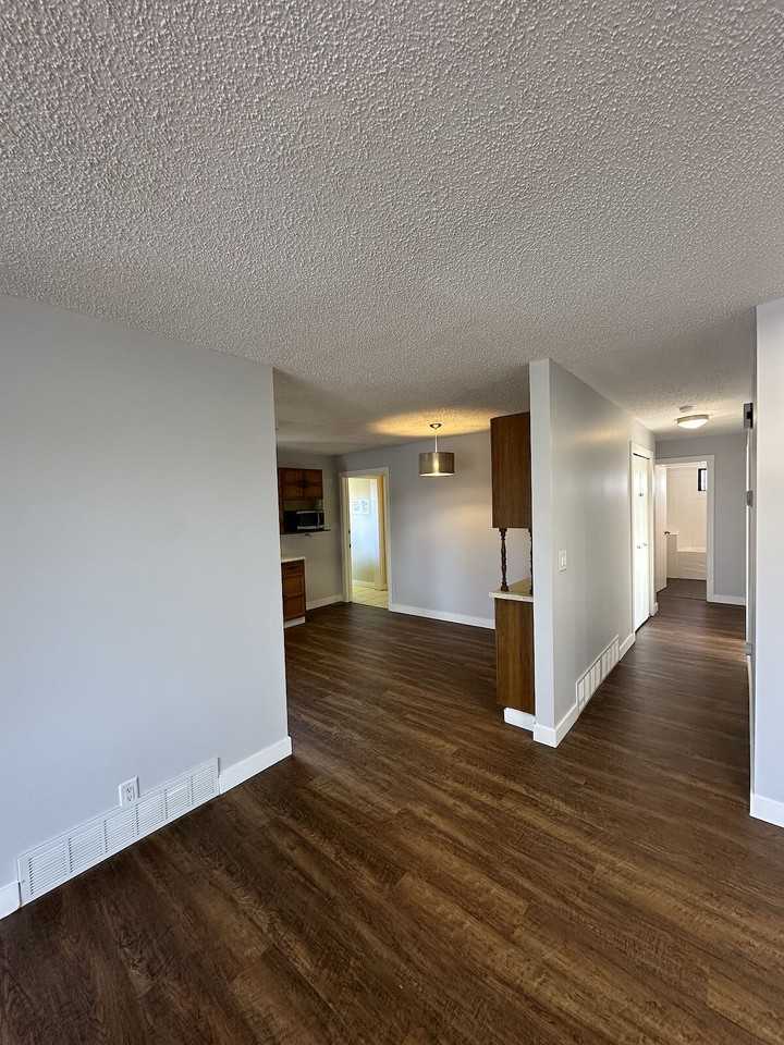 10529 151 St Nw - Photo 3 of 12