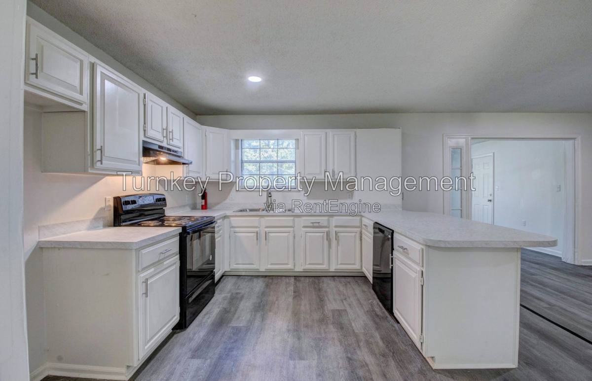 3303 Lehigh Dr - Photo 3 of 20