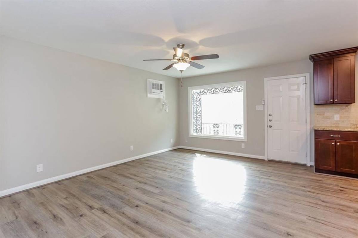 808 1 2 W Main St #4 - Photo 4 of 15