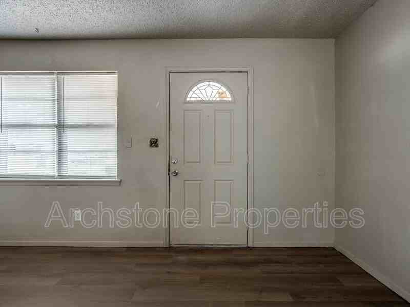 1309 Hickory Ln - Photo 3 of 44