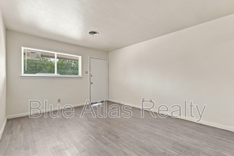 411 E Polk St #8 - Photo 7 of 19