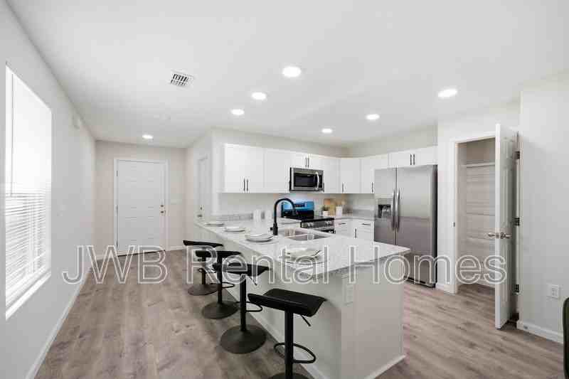 9089 India Ave - Photo 4 of 23