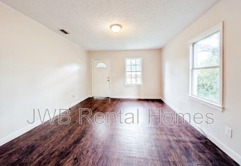 3137 W 1st St - Photo 5 of 17