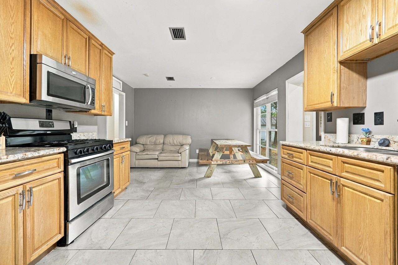 528 Nw 36th St #NA - Photo 2 of 17