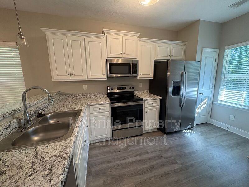807 Stephens St - Photo 5 of 20