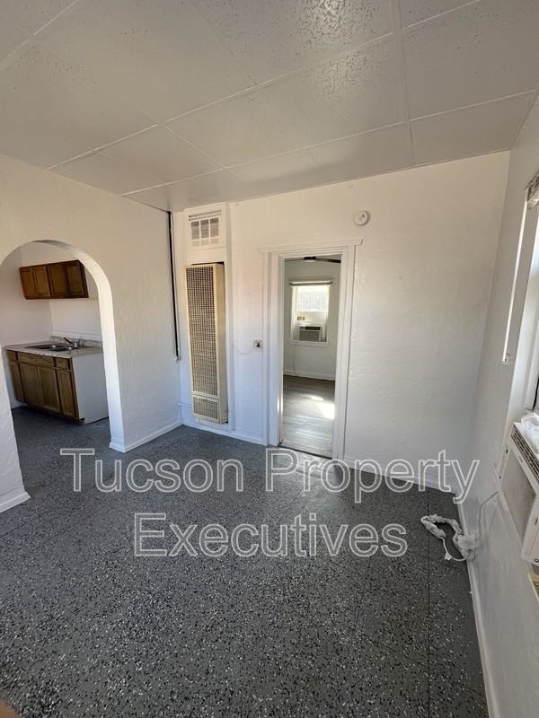 122 E Delano St - Photo 2 of 22