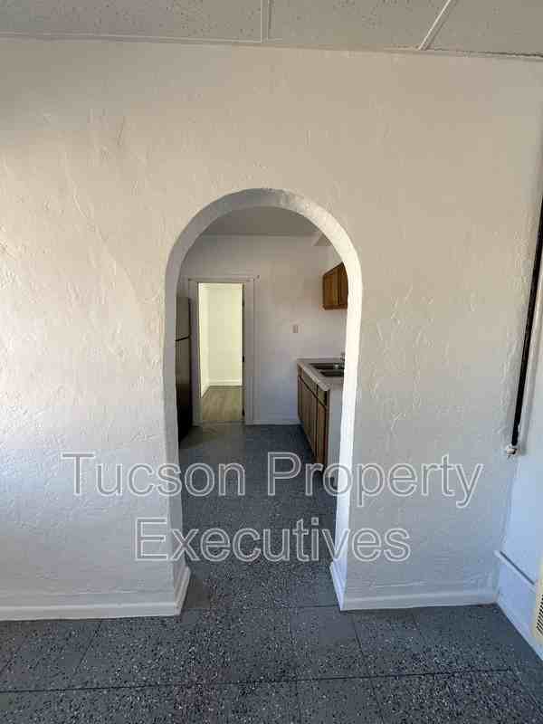 122 E Delano St - Photo 5 of 22