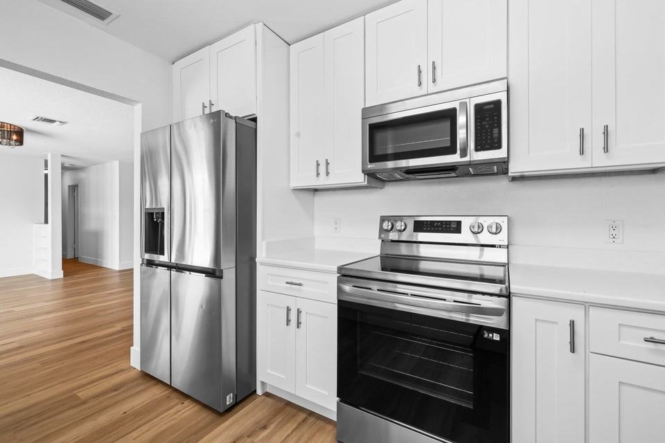 2265 Northeast 24th Street - Photo 6 of 9