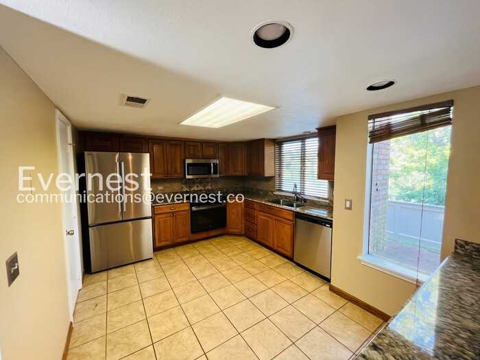 418 Lakebend Pl - Photo 4 of 25