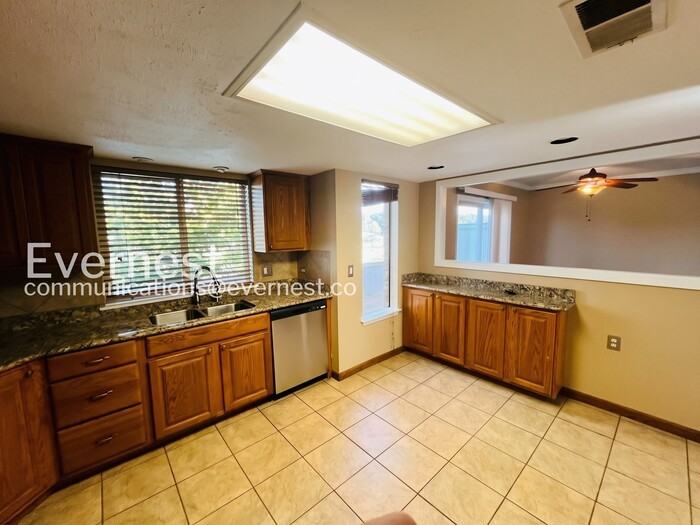 418 Lakebend Pl - Photo 5 of 25