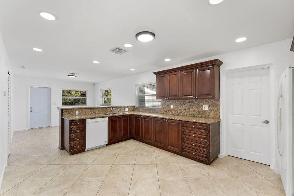 105 Northwest 7th Court - Photo 3 of 6
