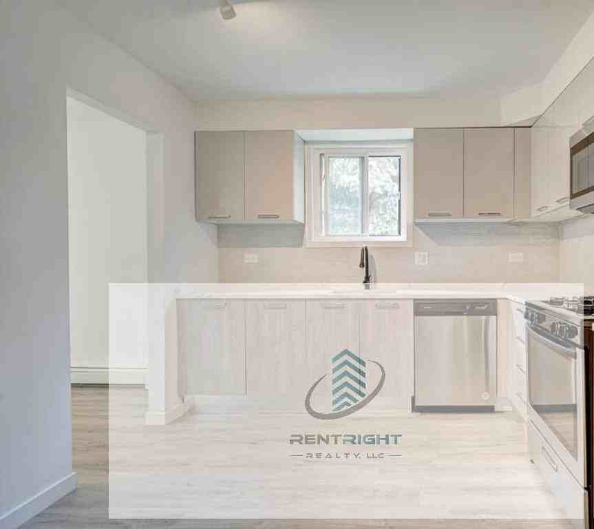 7621 N Sheridan Rd #2H - Photo 2 of 12