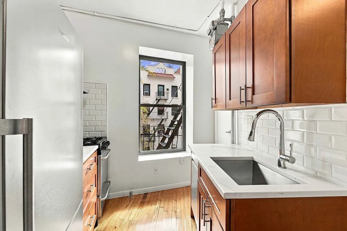 117 Perry St #8 - Photo 4 of 5