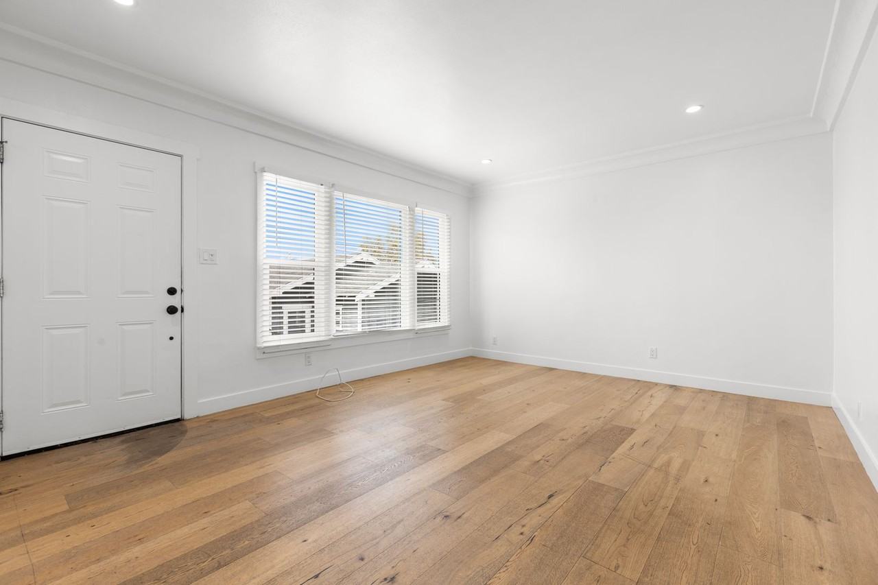 360 Parkman Ave - Photo 4 of 19