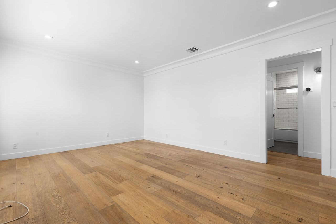 360 Parkman Ave - Photo 5 of 19