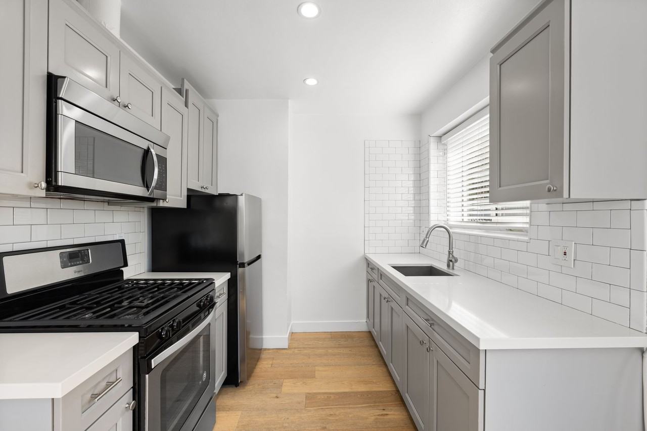 360 Parkman Ave - Photo 7 of 19