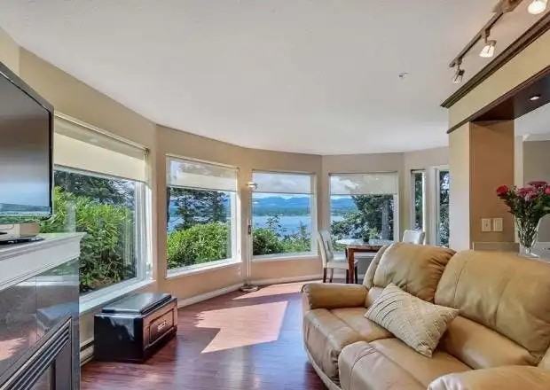 2275 Comox Ave #301 - Photo 2 of 30