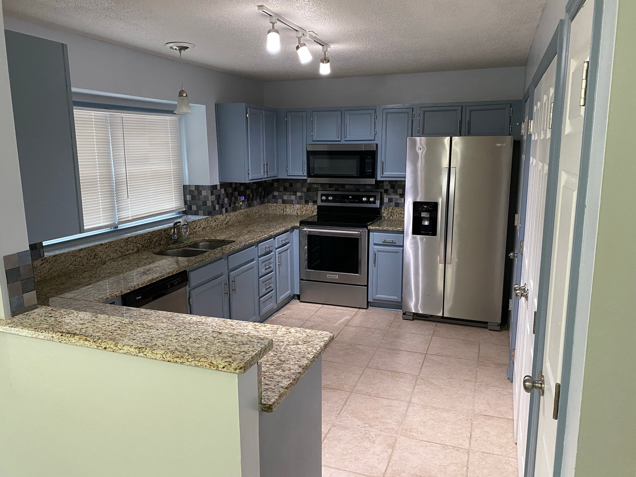 706 Beddingfield Dr - Photo 5 of 16