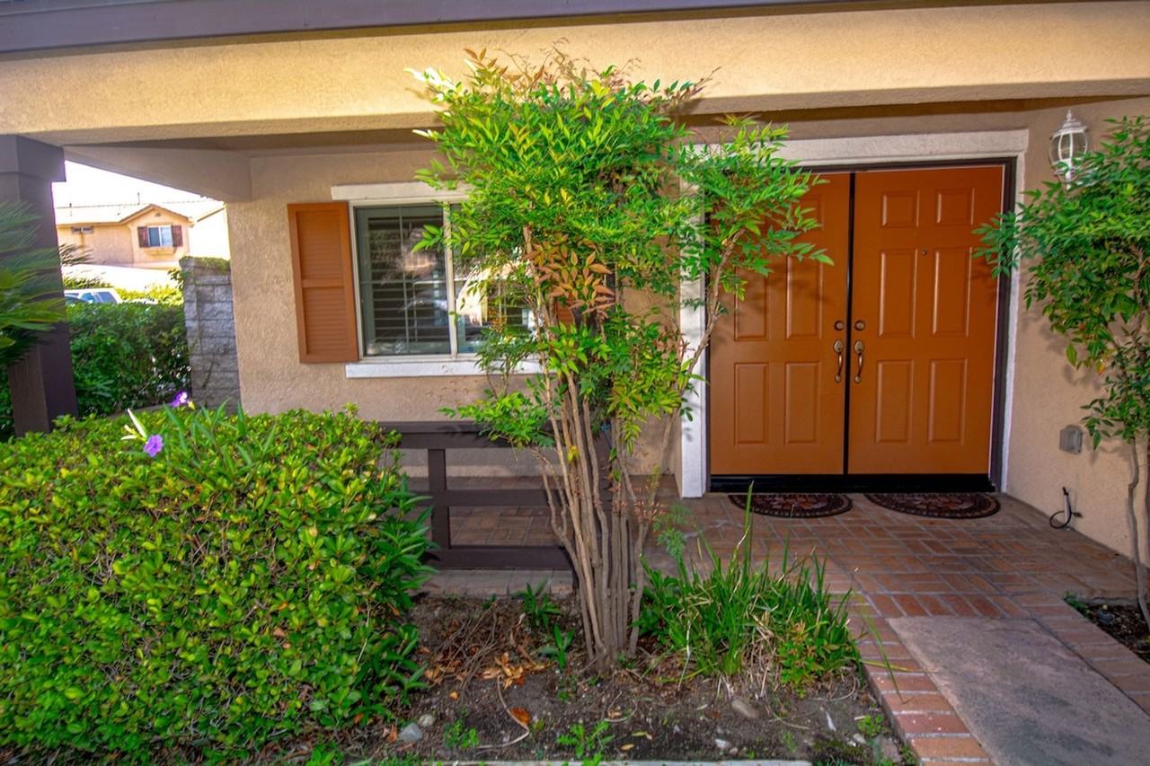 7237 Oak Tree Pl - Photo 2 of 48