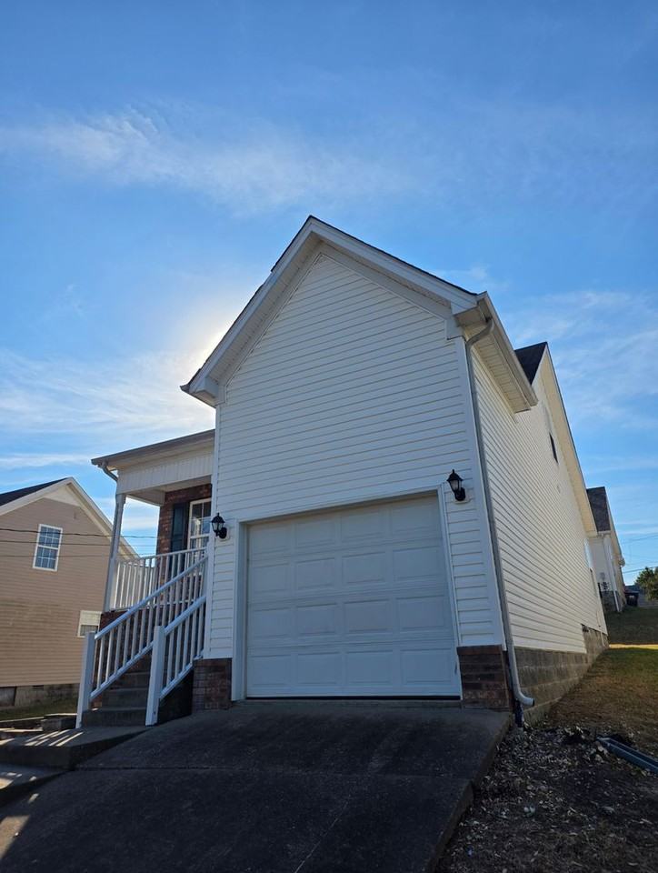 1024 Tom Hailey Blvd - Photo 3 of 28