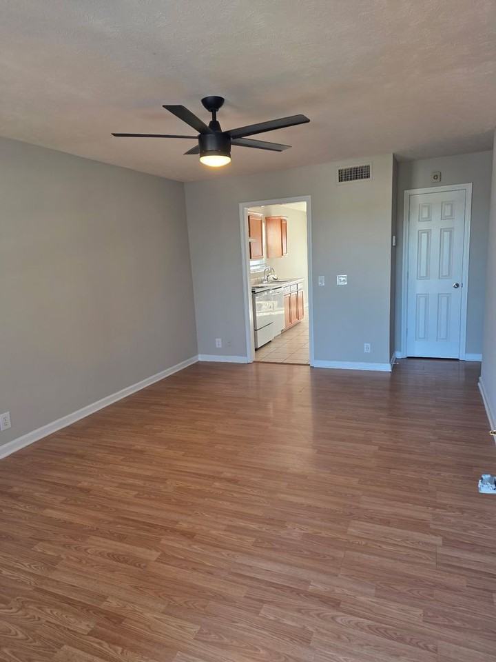 1024 Tom Hailey Blvd - Photo 4 of 28