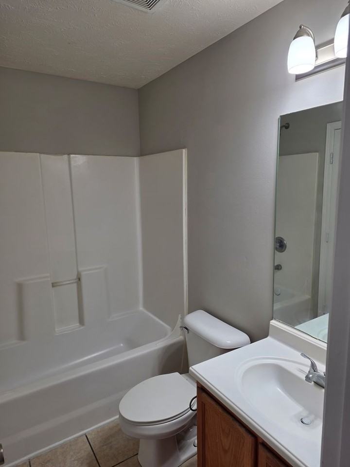 1024 Tom Hailey Blvd - Photo 5 of 28
